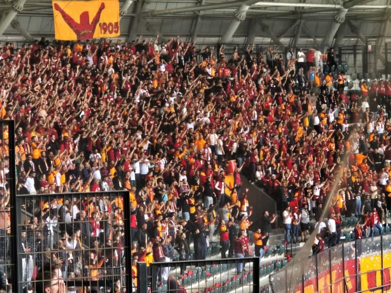 Galatasaraylı Taraftarlar Selçuk İnan'ı Tribüne Davet Etti!
