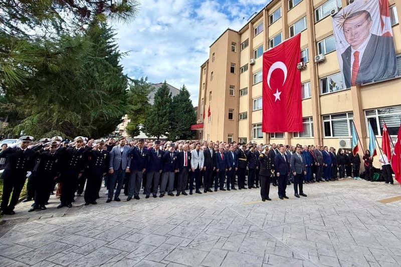 Derince'de 102. yıl gururu çelenk töreniyle!
