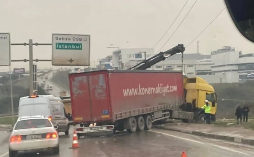Gebze'de TIR Kazası Trafiği Felç Etti!