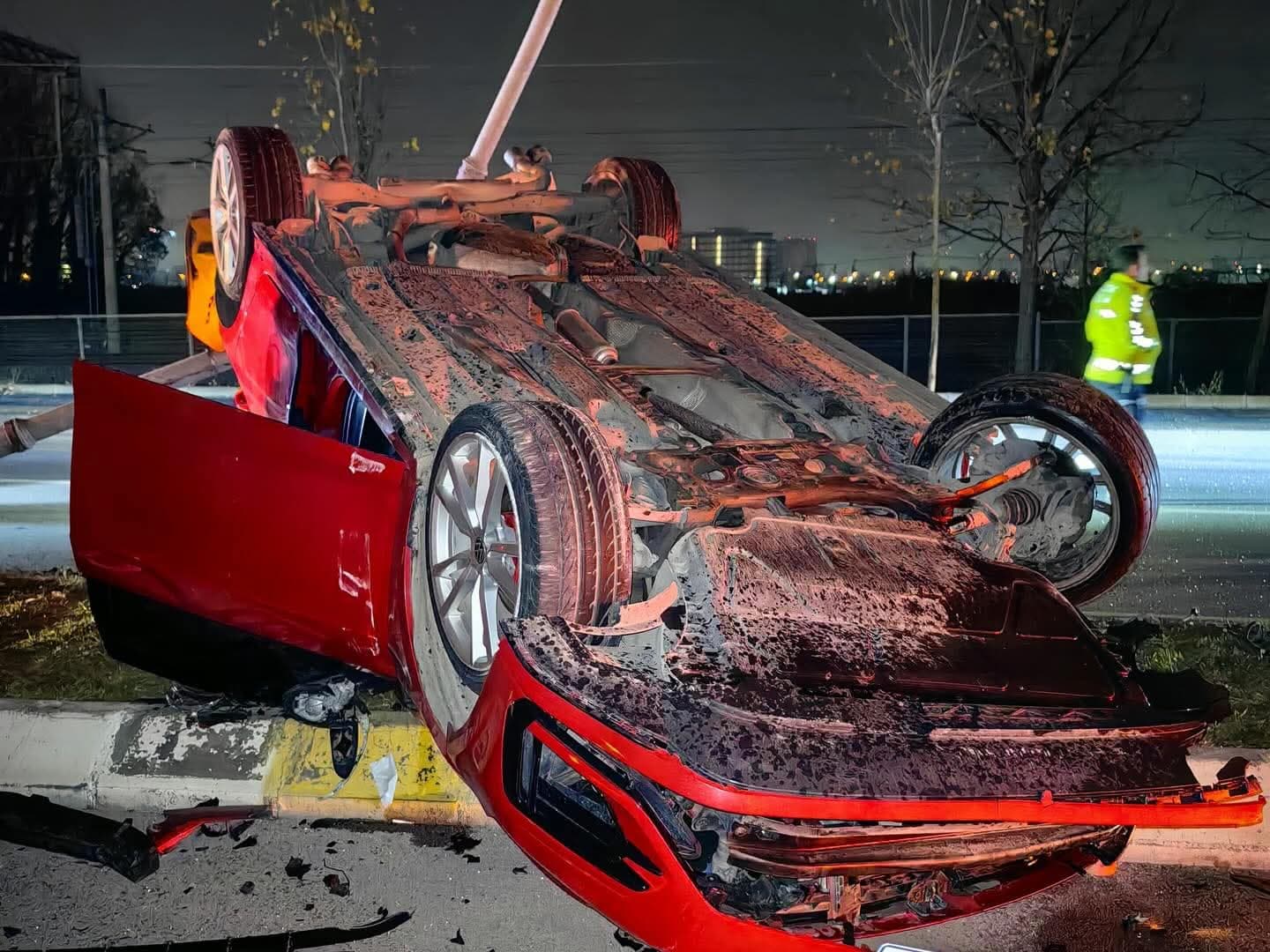İzmit'te Trafik Kazası: Araçta Sıkışan Vatandaş Kurtarıldı!
