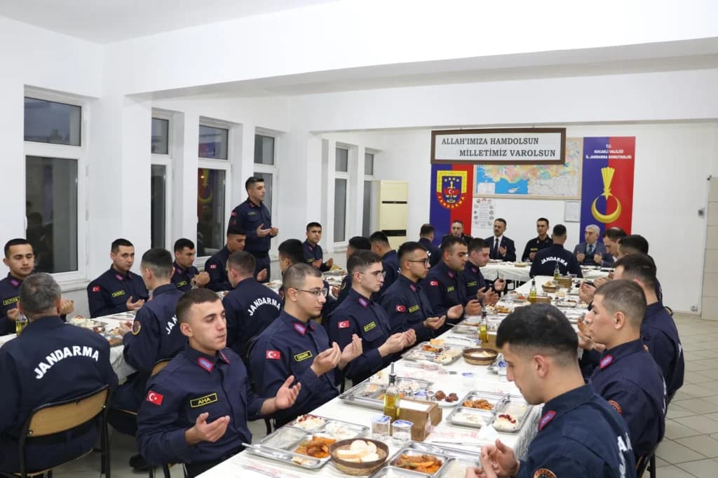 Vali Aktaş Mehmetçiklerle İftar Yaptı