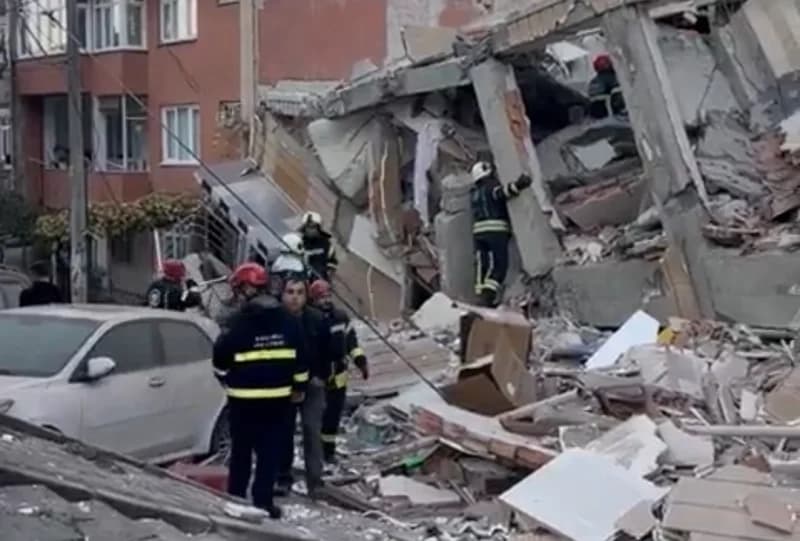 Gebze Mevlana Mahallesi'nde bina çöktü!