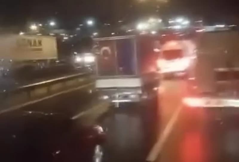 Dilovası'nda Tır Kazası: D-100 Karayolu Kapandı!