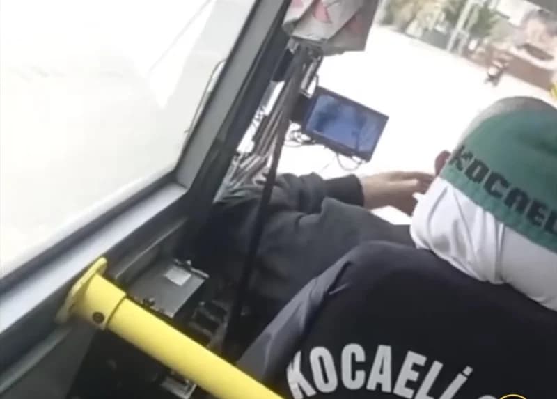 Derince'de Halk Otobüsü Şoföründen Şok Davranış!