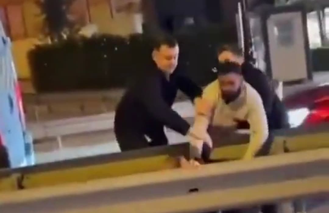 Pendik'te Trafikte Yol Verme Kavgası!