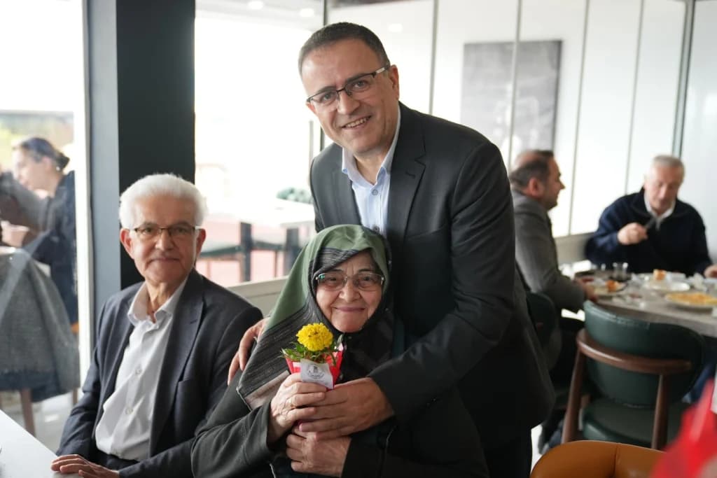 Derince'de Anneler Günü buluşması