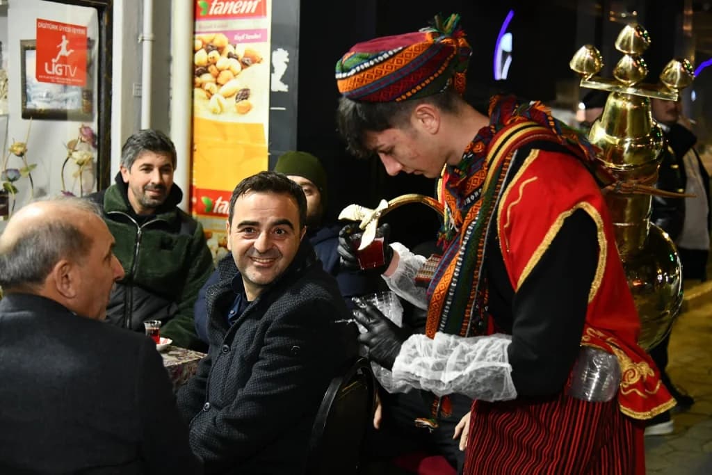 Başkan Özlü, Kullar'da hemşehrileriyle teravih buluşmasında