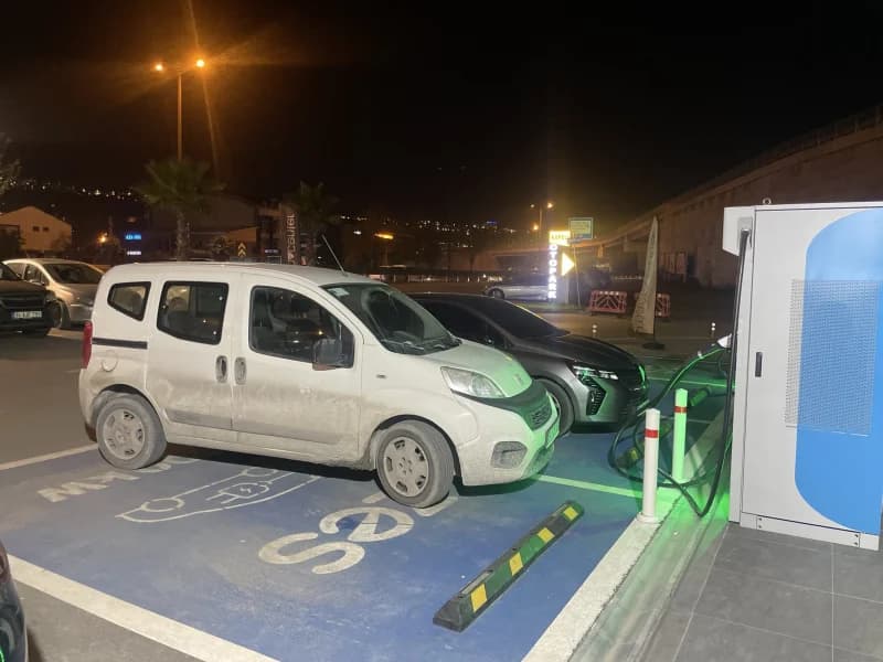 İzmit'te Elektrikli Araç Şarj Alanına Park Tepkisi!