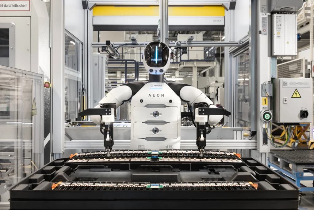 BMW, Almanya'daki fabrikasında yapay zekâlı robotları işe alıyor