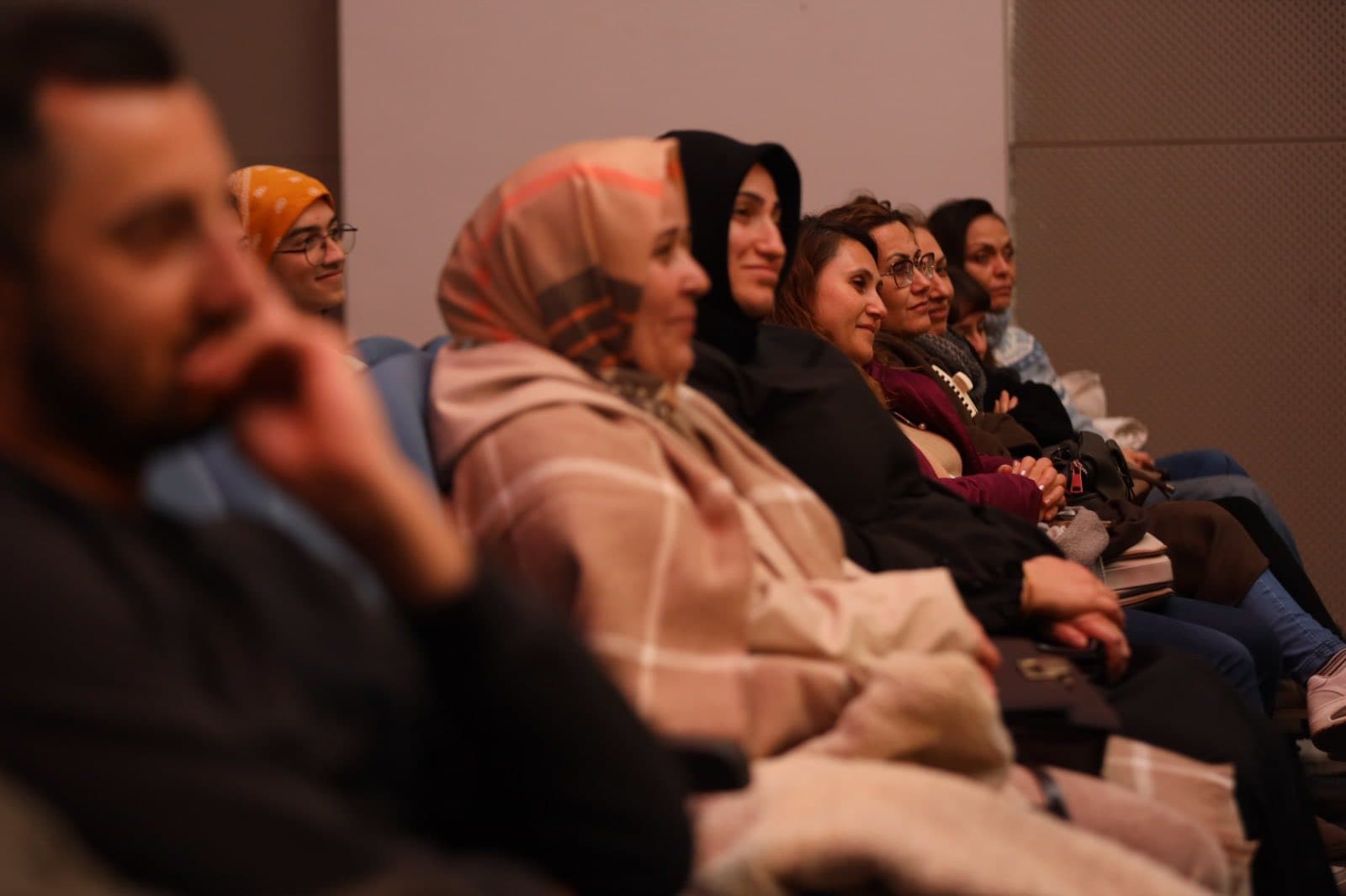 Körfez'de 'Kırık Ayna' Tiyatro Oyunu Ayakta Alkışlandı!