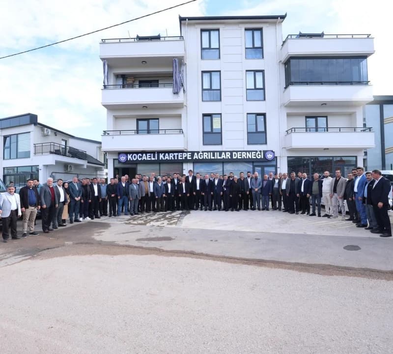 Başkan Büyükakın, Kartepe'de Ağrılılarla Buluştu!
