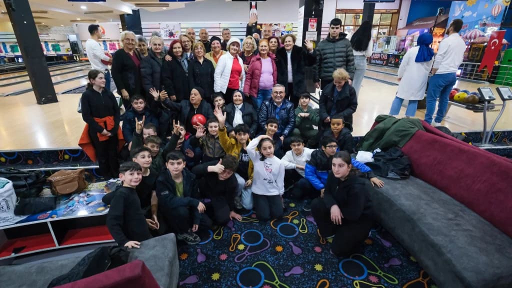 Bilgievi öğrencileri ve Saygınlar bowlingde buluştu
