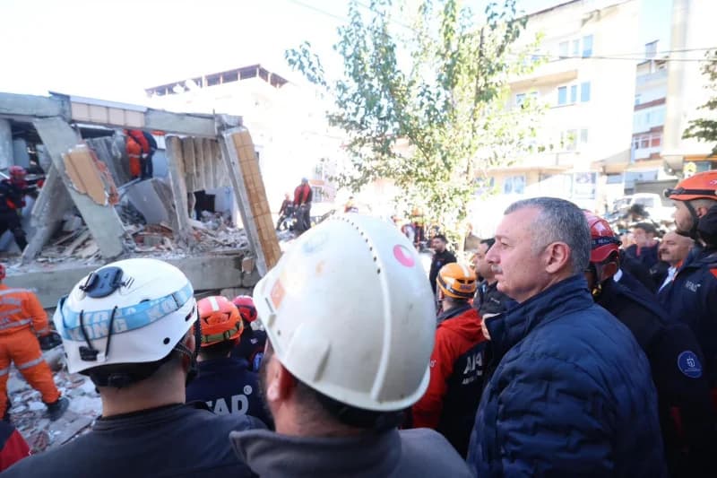Gebze Mevlana'da bina çöktü!
