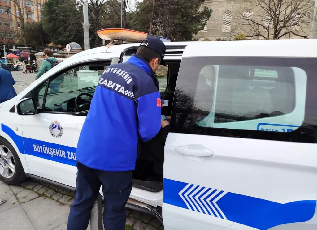 Büyükşehir Zabıtası'ndan yaşlı çifte örnek davranış