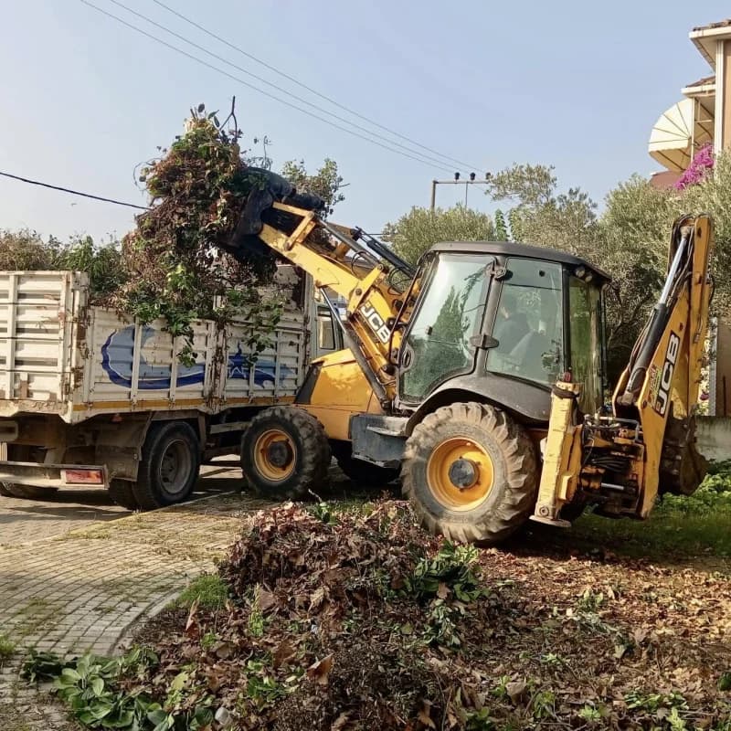 Körfez'de Yeşil Alanlara Bakım Çalışmaları!