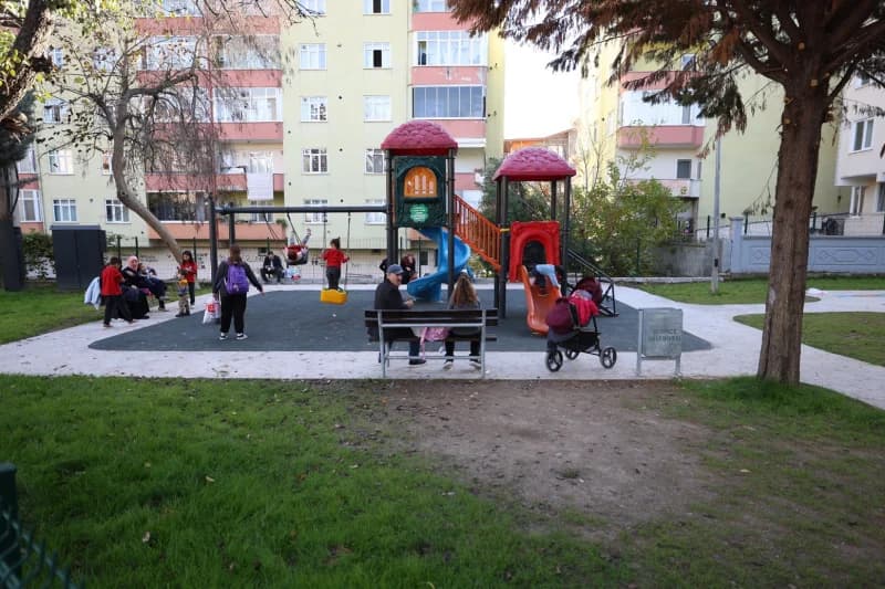 Derince'de Parklar Yenileniyor ve Güzelleşiyor