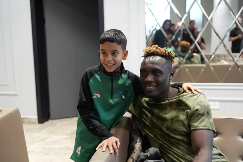 Dan Agyei, Kocaeli'de Taraftarlarla Buluştu!
