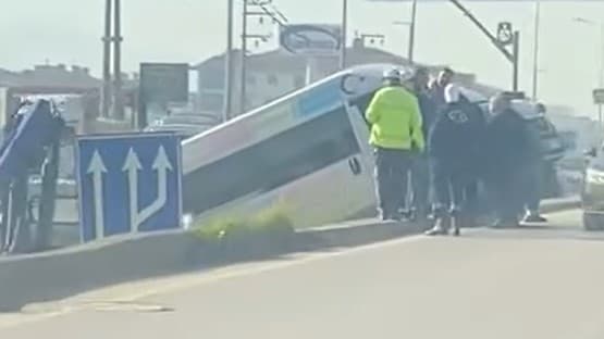 Derince'de Servis Aracı Kaza Yaptı!