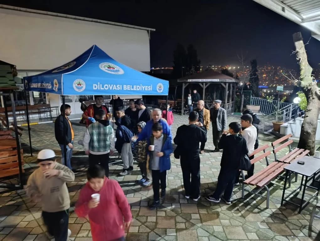 Dilovası'nda teravih sonrası şerbet ikramı