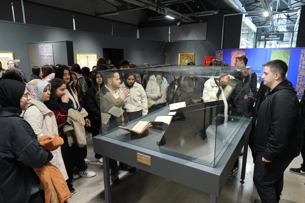 Gençler "Mukaddes Emanetler" sergisine yoğun ilgi gösteriyor