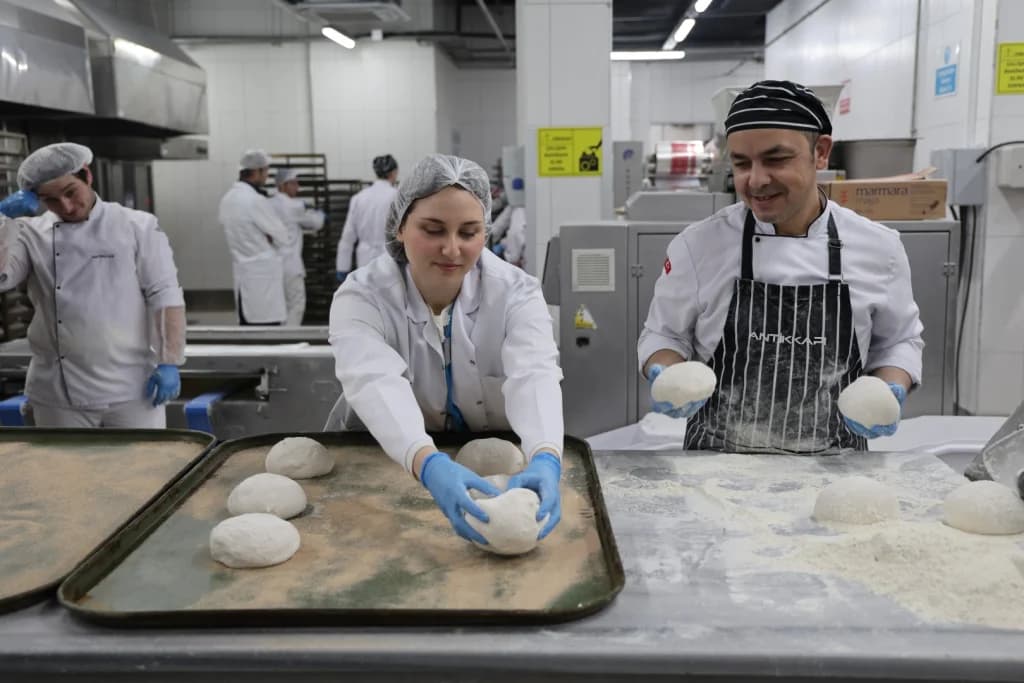 Gençlerden iftar sofralarına sıcak pide ikramı