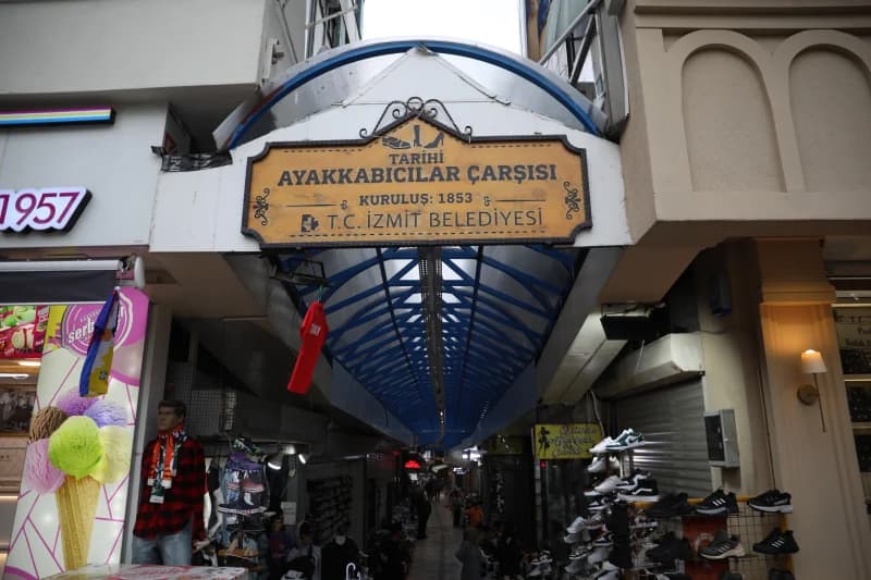 İzmit'te Tarihi Ayakkabıcılar Çarşısı'nın Çatısı Yenilendi!