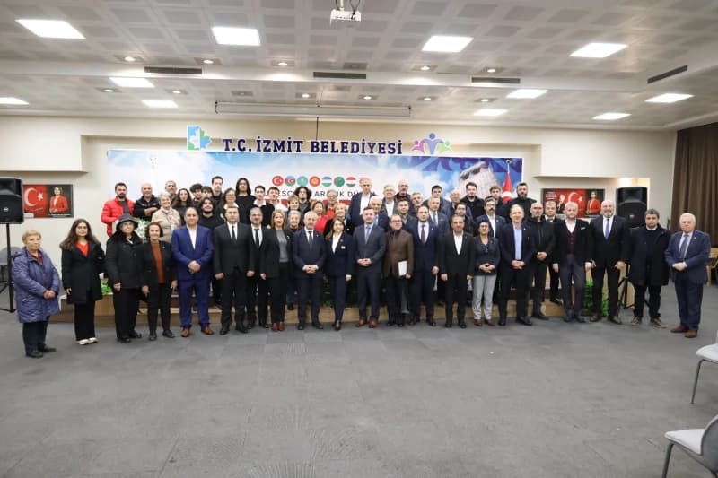 İzmit’te Dünya Türk Dili Ailesi Günü Coşkuyla Kutlandı!