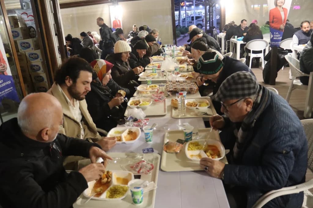 İzmit'te Kent Lokantalarından Ücretsiz İftar Hizmeti