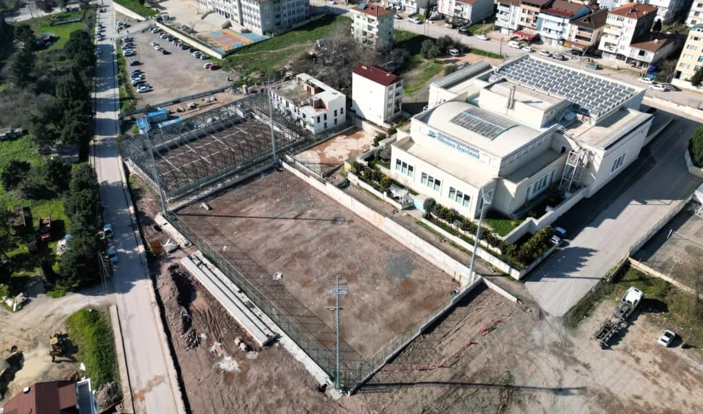 Körfez'de spor kompleksi inşaatı hızla ilerliyor