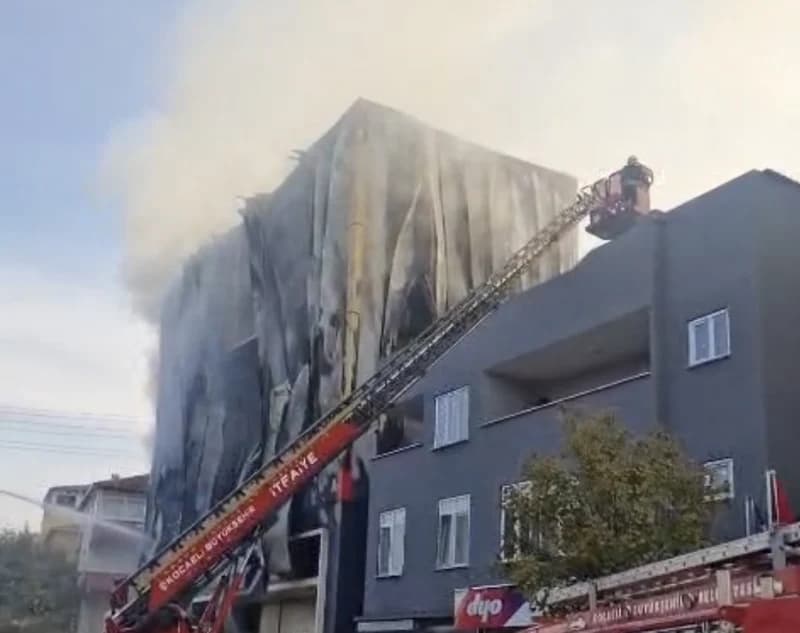 Dilovası'nda Kaçak Parfüm Üretimi Yapılan Binada Yangın!