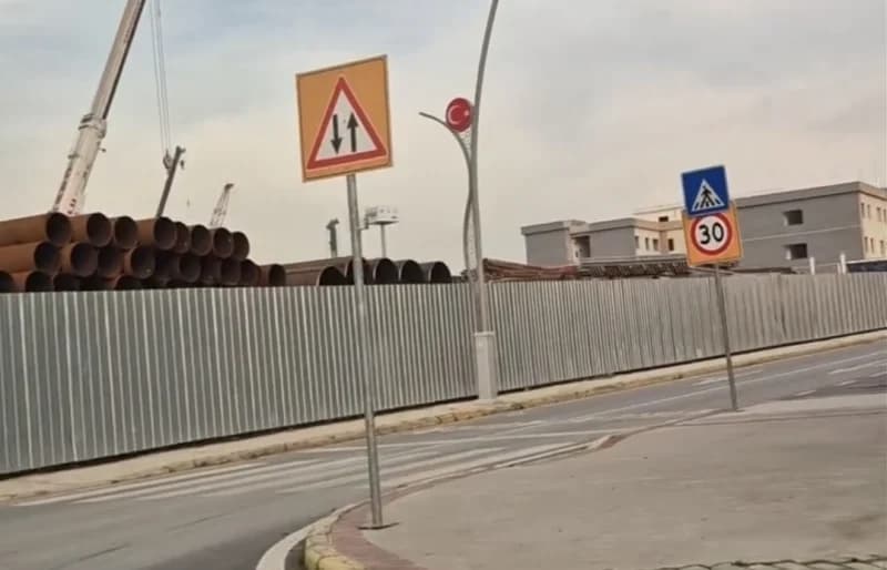 Derince'de Çelişkili Tabelalar Sürücüleri Zorluyor!
