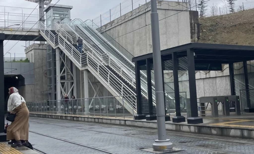 Şehir Hastanesi'nde yürüyen merdiven arızası mağdur ediyor