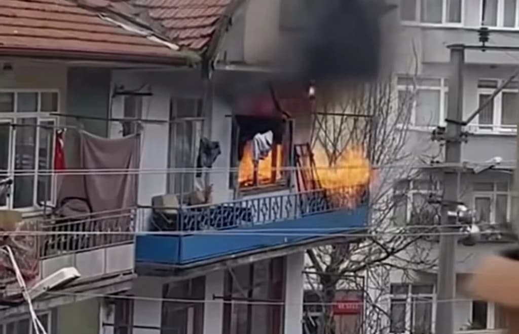 Gölcük'te ev yangını: 2 kişi dumandan etkilendi!