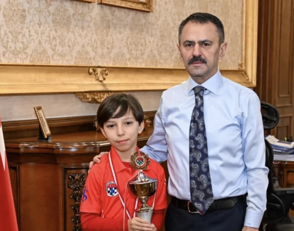 Küçük satranççı Ali Mete Dere'den Vali Aktaş'a ziyaret
