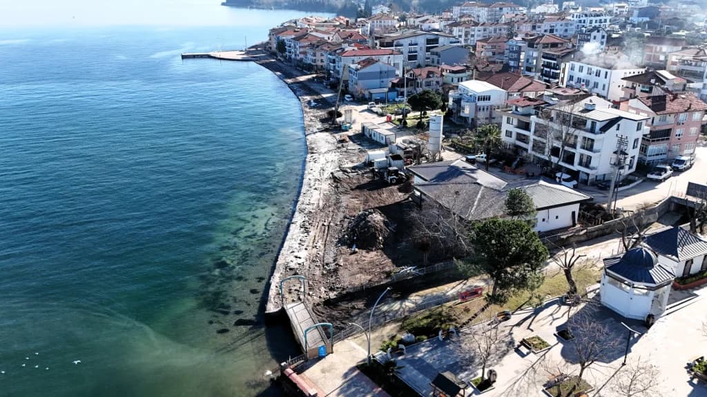Gölcük Ulaşlı Sahili Fırtınaya Karşı Setle Korunuyor