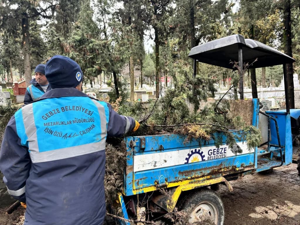 Gebze mezarlıkları bayrama hazırlanıyor