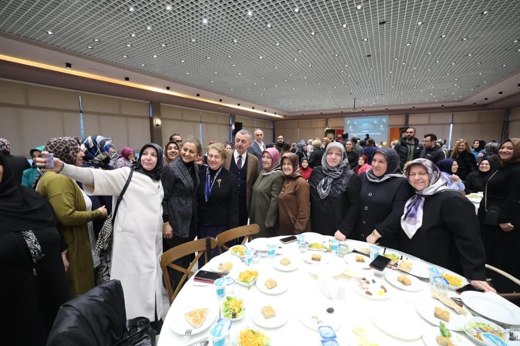 AK Partili kadınlar "Kardeşlik İftarı"nda buluştu