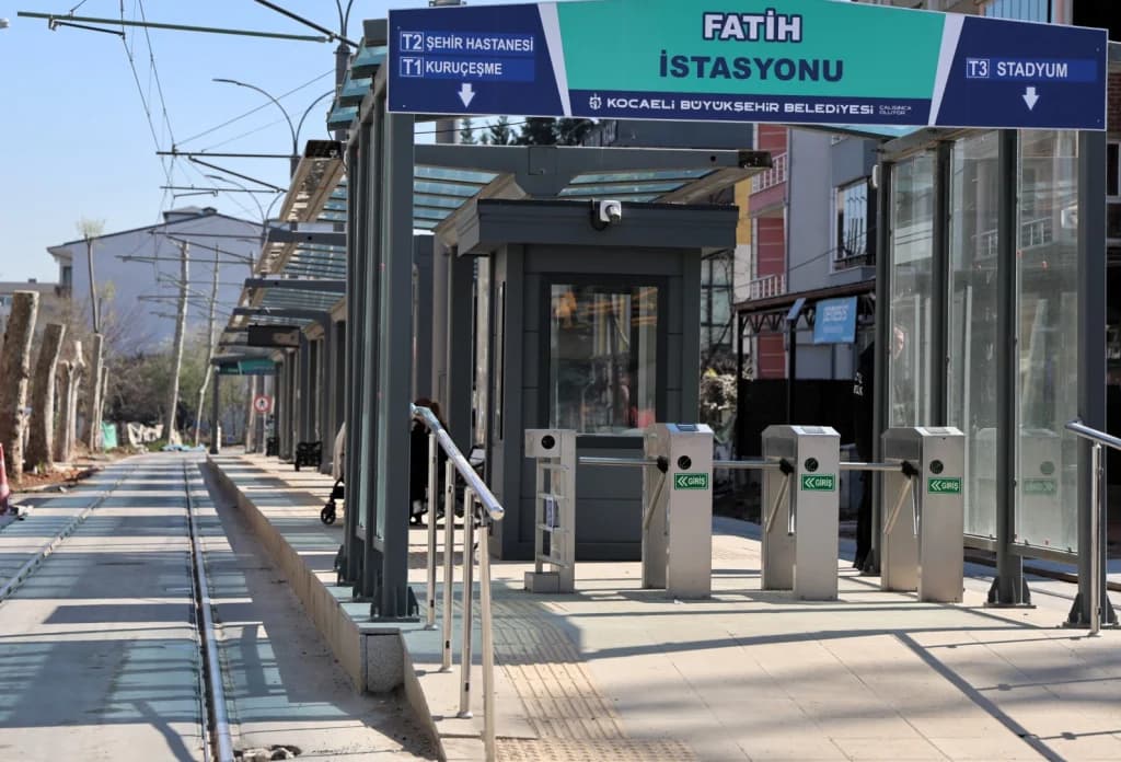 Akçaray Tramvay Hattı'nda Yeni Durakların Tabelaları Asıldı