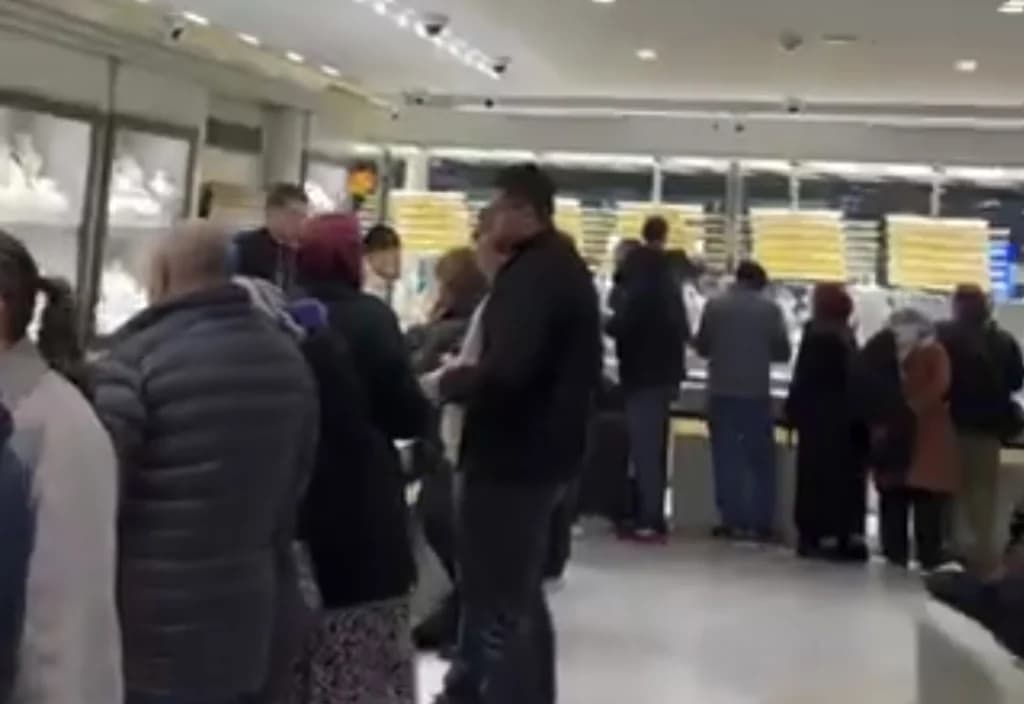 Altın fiyatları düşünce vatandaş kuyumculara akın etti!