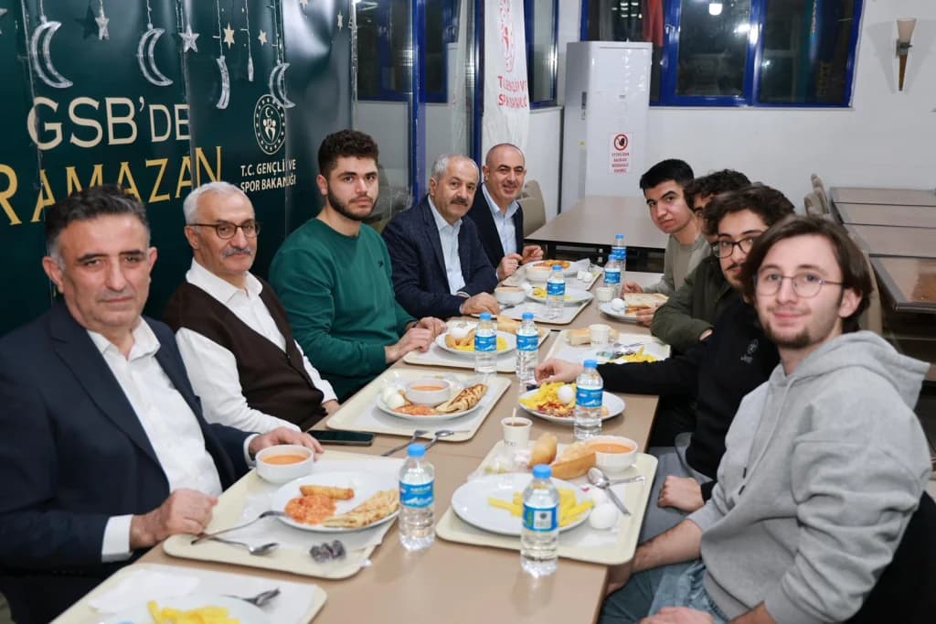 Başkan Büyükgöz gençlerle sahurda buluştu