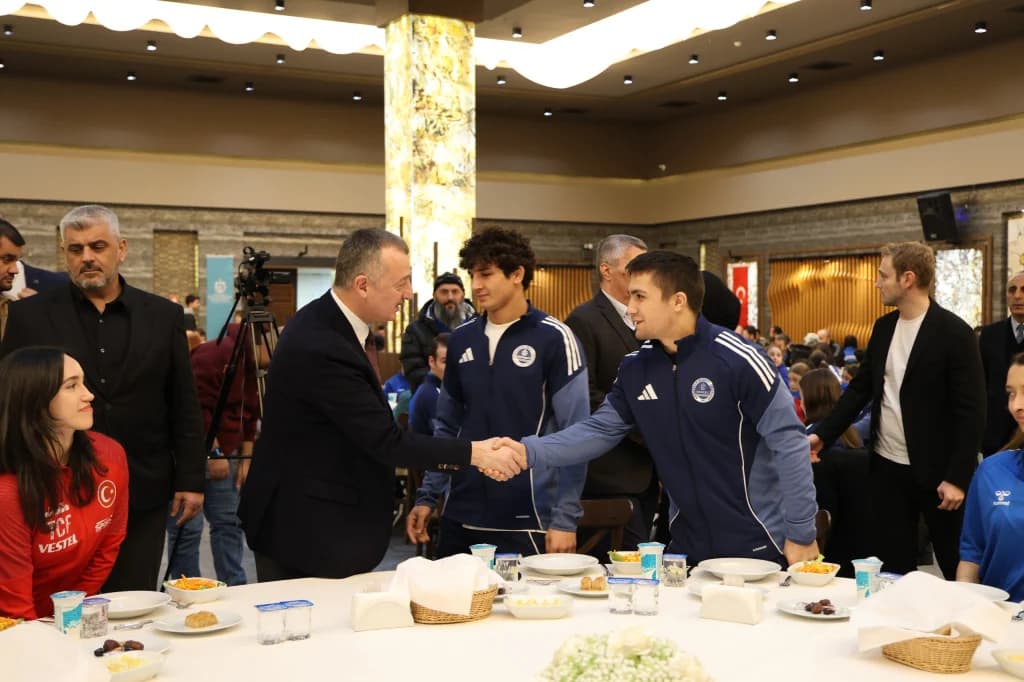 Büyükakın, başarılı sporcularla iftar sofrasında buluştu