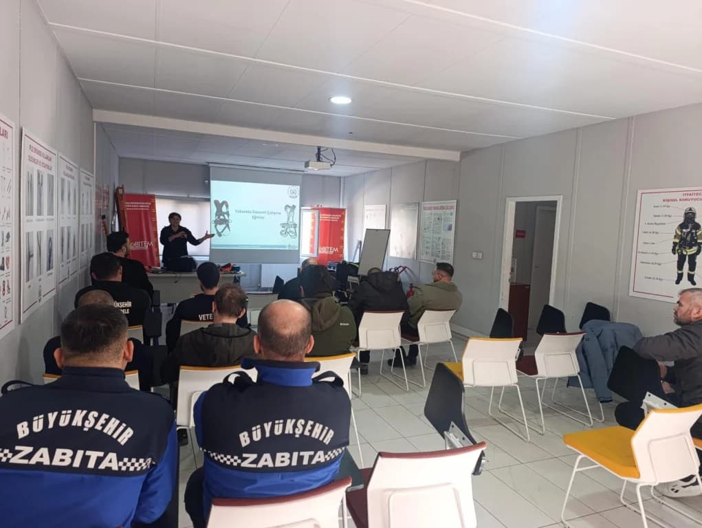 Büyükşehir personelinden yüksekte çalışma eğitimi