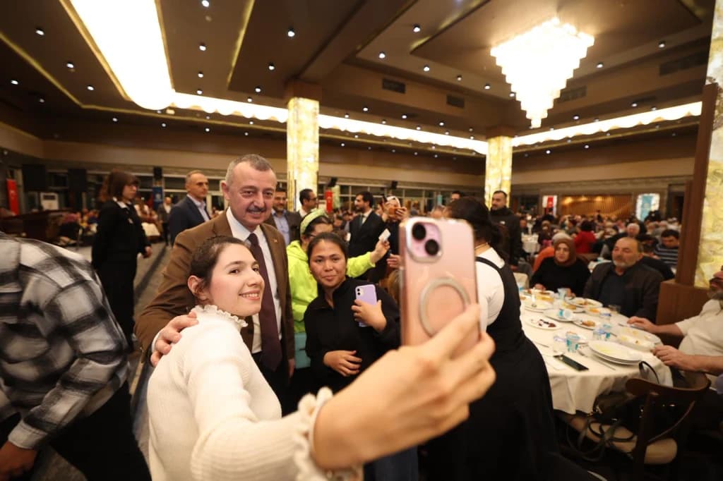 Büyükşehir'den özel bireylerle iftar: "İşte mutluluk budur"