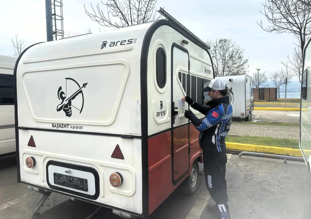 Büyükşehir'den Sahil Otoparkı'ndaki karavanlara uyarı