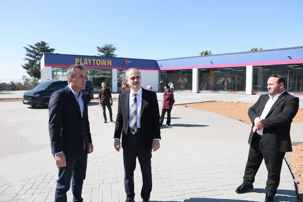 Çayırova'daki parklarda yenileme çalışmaları sürüyor