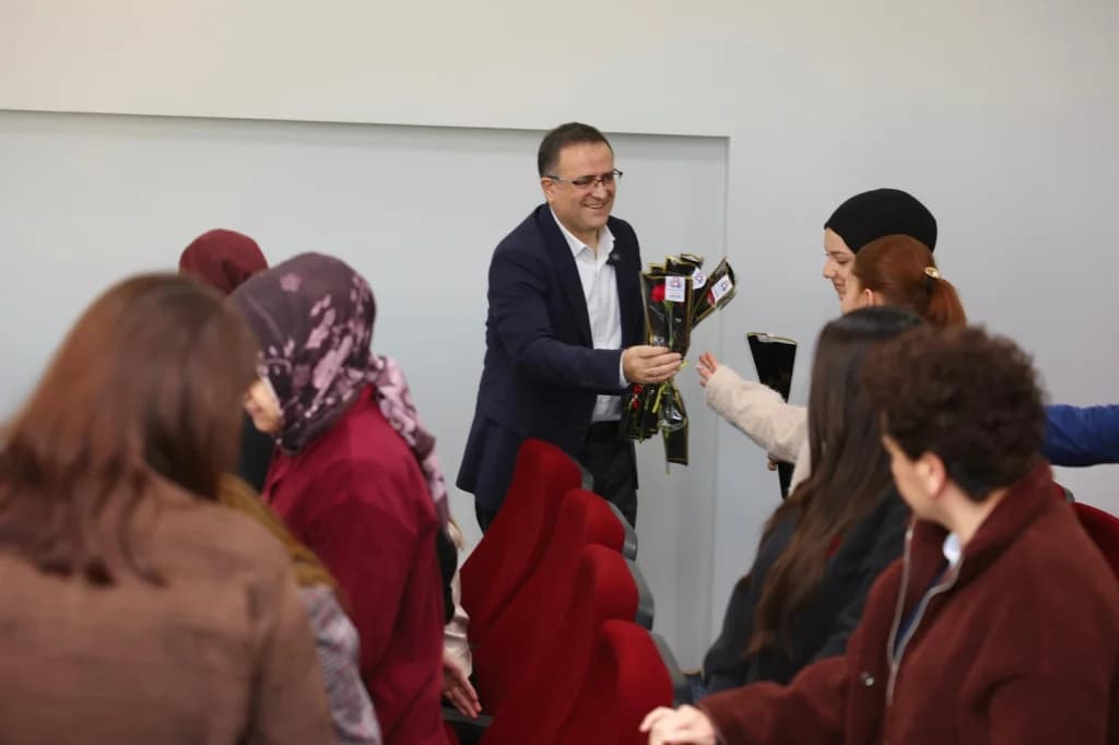 Derince Belediyesi'nden kadın çalışanlara özel kutlama