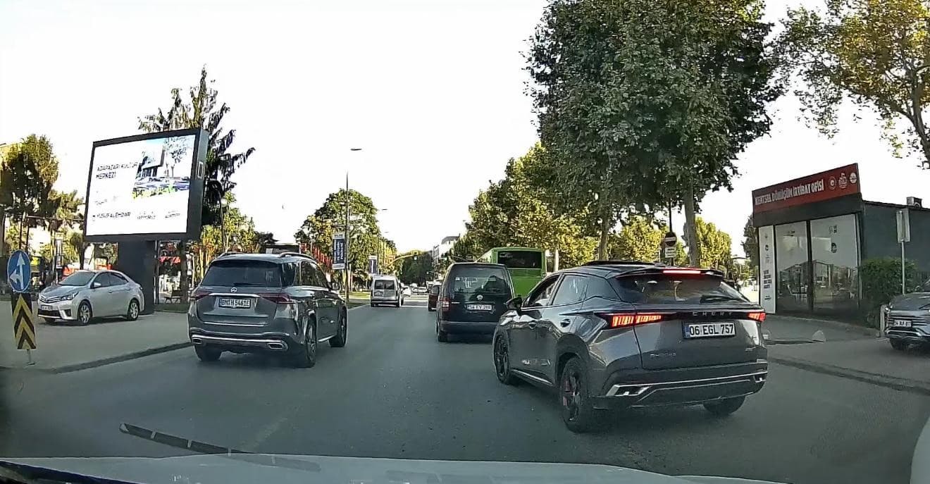Faciaya davetiye çıkardı: Trafiğin yoğunluğuna aldırmadan makas attı