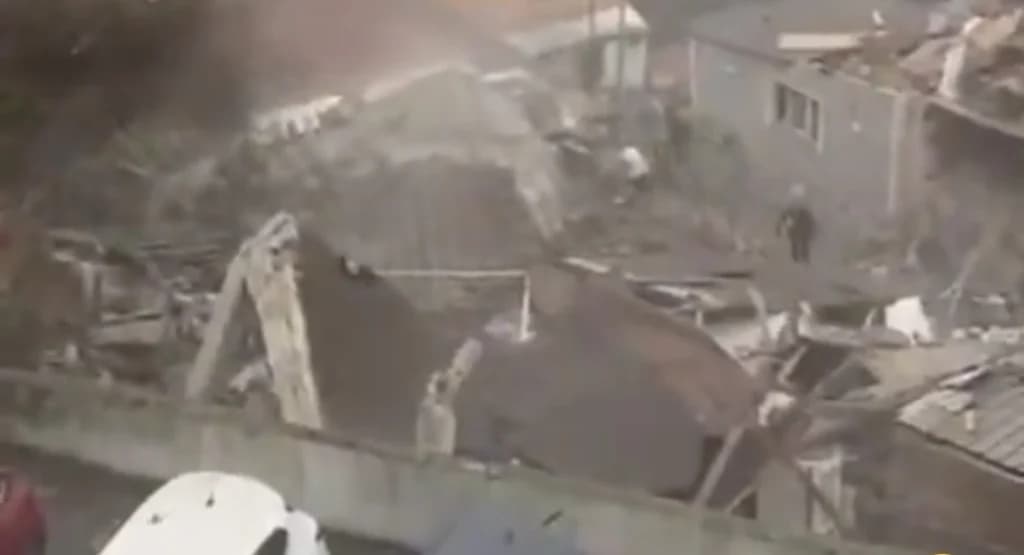 Fatih'te İki Bina Çöktü: Toz Bulutu Panik Yarattı!