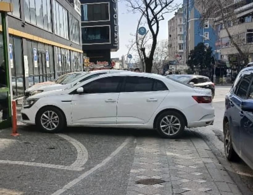 File Market önünde kaldırım işgali tehlike saçtı!