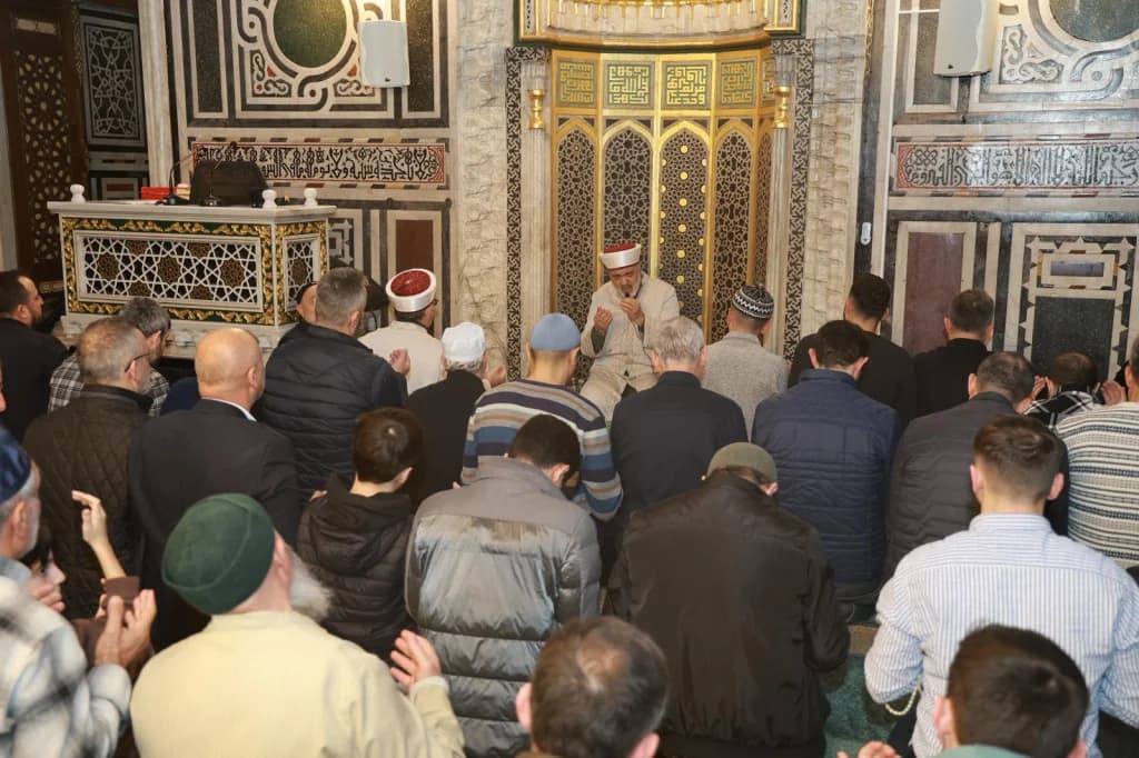 Gebze'de Kadir Gecesi coşkusu: Teravih ve dualarla idrak edildi